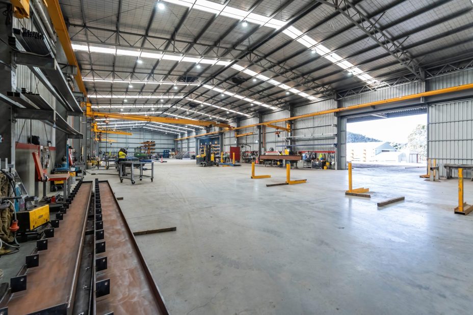 Large-scale workshop construction with multiple overhead cranes for industrial use